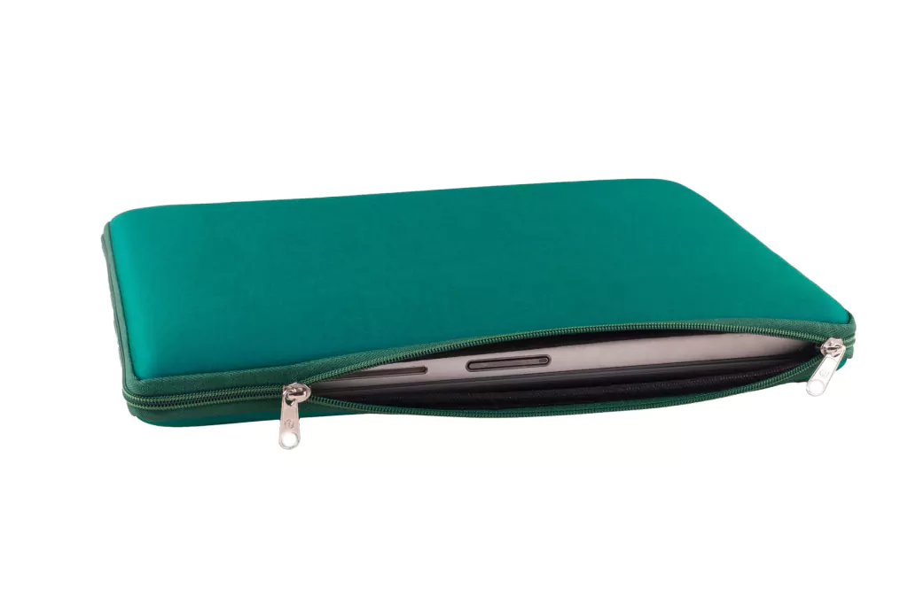 ctdk_mg_7115_alta1-4efdbc6a1b3312c62416832185146186-1024-1024 Funda para Notebook CDTEK 15.6” Verde | Neoprene Protectora | Doble Cierre - Imagen 5